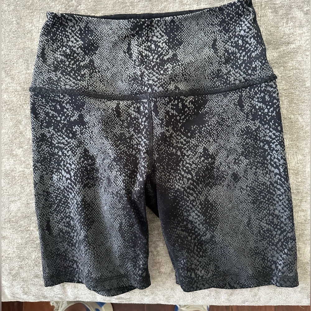 Beyond yoga biker shorts - snake print